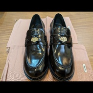 【全新現貨】Miu Miu 經典金幣亮面樂福鞋 41號｜專櫃極稀有大尺碼！附全套原廠包裝#MiuMiu #PennyLoafers #大尺碼女鞋 #41號 #全新正品 #金幣樂福鞋 #精品現貨 #穿搭