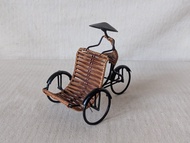 《東南亞旅遊紀念品》越南手工「人力車造型：手機架」（車伕、三輪車、黃包車）—古物舊貨、懷舊古道具、復古擺飾、早期民藝、手工鐵藝、禮品收藏