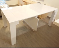 白色可伸縮餐桌