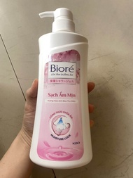 Sữa Tắm Biore Dưỡng Da Hương Sữa 530g