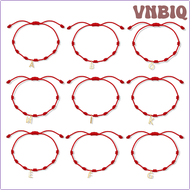 VNBIQ Vergulde Messing 26 A-Z สั้น Alfabet Hanger 7 Lucky Knoop Kabbvnea Rode Draad Handgemakte Arband Veisje Mode Sieraden BVNEA