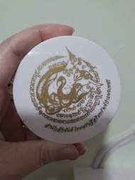 阿贊歐查 九尾狐仙魅力粉餅 SPF30+++
💫自然白皮膚色

📌上面還印有師傅的招牌狐仙Logo
不只有強大功效，還非常有質感！
非常推薦給喜歡低調，或是岀席重要場合不方便配戴聖物的善信們❤️‍🔥
