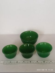 一手三隻2.5寸中國玉杯及一個三吋玉碗，共售200元。
