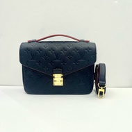 LV Pochette Métis海軍藍牛皮壓紋郵差包