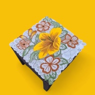 Minimalist guest tablecloth 46x46 cm embossed flowers square