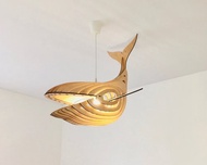 鯨魚燈。天花板吊燈。木製吊燈。苗圃照明