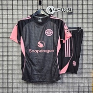 Quần Áo Bóng Đá CLB MU Đen Mè KL 2025 - Đồ Thể Thao Đá Banh Nam Nữ Cao Cấp