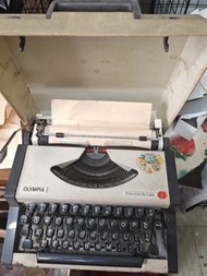 Olympia Traveller de Luxe 打字機