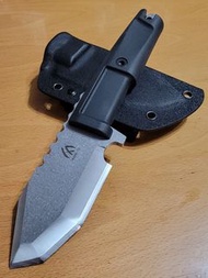 Extrema Ratio 款式三刃重型戶外露營刀。