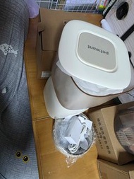 Petwant 寵物飲水機 $50各一，喂食器$200