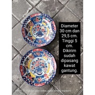 Diameter 29 cm and 30 cm an 2 pieces of ceramic painting plates with imari motif for wall decoration
