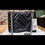 Michael Kors（MK）黑色小羊皮單肩包。