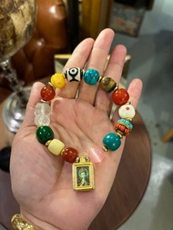 藏傳多寶手串由南紅瑪瑙、綠松石等珍貴材料製成，色彩豐富，工藝精細。配有佛像綠度母吊墜，寓意深厚，適合日常佩戴或收藏，男女皆宜，彰顯個性與風格！