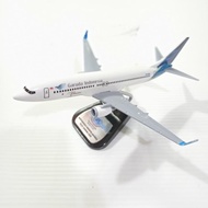 REPLIKA REPLICA MINIATURE OF GARUDA INDONESIA PLANE B737-800NG H24ID
