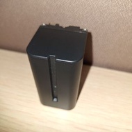 Sony L 系列攝影機、監視器或 LED 補光燈的代用鋰電池，型號為 NP-F750。