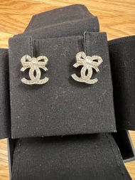 Chanel 蝴蝶結雙C耳環