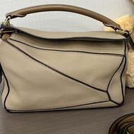 Loewe/羅意威 沙色小號puzzle幾何包 19編碼 底長24。