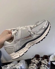 🌺全新100% Nike Zoom Vomero 5 "Photon Dust" 白色 跑步鞋
