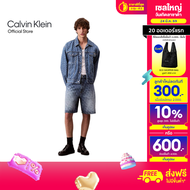 CALVIN KLEIN กางเกงยีนส์ขาสั้นผู้ชาย Monogram Logo 90s Shorts ทรง Relaxed รุ่น 4RC722G X6L - สี Ligh