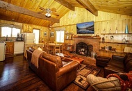 Big Wood Pines - Relaxing home with a large fenced yard for your furry friends to enjoy!