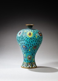 A cloisonné enamel 'lotus' vase (Meiping), Qing dynasty, 17th century | 清十七世紀 掐絲琺瑯纏枝蓮紋梅瓶
