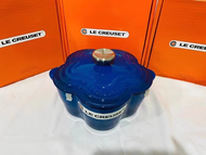 LE CREUSET หม้อเคลือบ   หม้อเหล็กหล่อ เครื่องครัว รูปทรงดอกไม้ ขนาด 20 ซม. ความจุ 2 ลิตร มี 4 สีให้เ