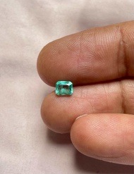 มรกตแท้ธรรมชาติ  น้ำหนัก 0.61 กะรัต ขนาด 5.5x4.5x3.2mm