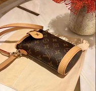 全新 LV Louis Vuitton fold me 小薯條包 隨身包 手機包 男女都用得 可以自己綁twilly