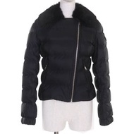 成色極佳的PRADA 2020款短版羽絨服，尺寸29Y510，飾有三角形logoPlate和羊羔毛領，黑色，尺寸42，正品，女款
