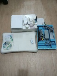 Wii主機+左右手把(主手把附果凍套和體感強化器+HDMI視頻轉換器)+平衡板(附按摩顆粒果凍套)+兩片光碟