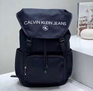 代購CALVIN KLEIN JEANS 男女款情侶雙肩包 防水尼龍背包 大容量戶外旅行背包 學生書包 時尚百搭運動背包 戶外騎行包 翻蓋抽繩束口包 筆電背包