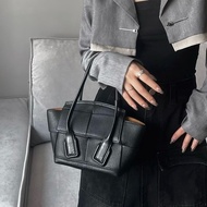 BV黑色大編織牛皮Arco29手提斜背包