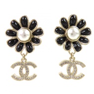 全新 △香奈兒 A22K GP Coco 標誌花朵水鑽仿珍珠搖擺耳環（一對）金色黑色 法國製造 女士 時尚可愛 推薦◎