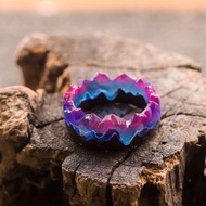 挪威燈木樹脂環形山在黑暗中轉動發光