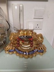 貼金箔三足蟾咬金錢三眼天珠或五眼天珠，（頭至尾長27cm大号樹脂玻璃鋼大理石粉好重墜手），背刻北斗七星 镇宅僻邪，大極兩儀圖，底部加左8個1港元八方來财，一元復始，萬象更新，財富源源不绝地開始，一本萬