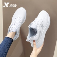 XTEP | รองเท้าวิ่งผู้หญิง XTEP หนังกันน้ำ รองเท้าวิ่งฤดูใบไม้ผลิ รองเท้าส้นแบนแบบใหม่ รองเท้ากีฬา รอ