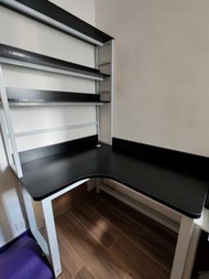 黑色L型電腦桌附書架