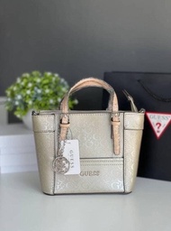 เกสส์/Guess กระเป๋าผู้หญิง ถือหิ้ว คล้องแขน ขนาด/size : 8"/นิ้ว ปาก 9"/นิ้ว