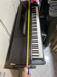 Yamaha 數碼鋼琴連琴椅，琴鍵正常，旁邊有一處地方少許甩皮。