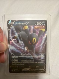寶可夢集換式卡牌遊戲中的「月亮伊布 V」(Umbreon V)。卡牌名稱：月亮伊布 V (Umbreon V)。卡牌系列：源自「劍&盾」系列的補充包，例如《伊布英雄》或《蒼響/藏瑪然特》相關系列。