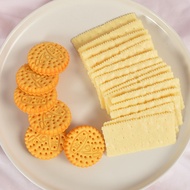 Fake Soda Cracker Cookies Artificial Sandwich Biscuits Dessert Crackers Food Models for Home Kitchen Shop Display Photography Props