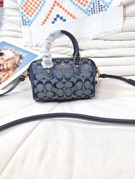 Coach 蔻馳 新款香布雷CH370 Mini Rowan小波士頓枕頭包 經典包型 經典配色 精致可愛 包包雖小 但五臟俱全 版型非常不錯 拍照 凹造型神器～ 可愛 甜酷 復古風格都能駕馭哦～