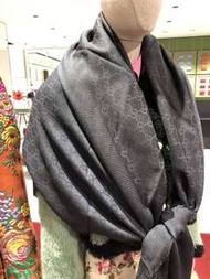 全新 Gucci 正方型 緹花織紋 深灰色圍巾 披肩 方巾 義大利製 雙色有層次感 保證正品   80%羊毛 20%絹、桑蠶絲 140*140cm  打開可當披肩、圍巾、大領巾、蓋毯 也可以摺成三角形