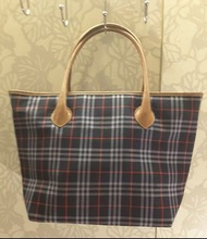 五折出清BURBERRY 經典格紋絕版手提、波士頓包。兩夾層。長36cm寬24cm底10cm。皮革提把長45cm寬1cm。