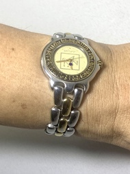 SEIKO PRESAGE VINTAGE รุ่นหายาก 7N01-6180(ปี1990)นาฬิกาควอทซ์ญี่ปุ่นแท้100%ตัวเรือนสแตนเลสกรอบสีดำและหน้าปัดสีครีมกว้าง33มม. เคลือบกันเมทัลพร้อมกรอบตัวเลขอารบิกอันเป็นเอกลักษณ์เหนือกาลเวลา กันน้ำลึก100เมตร กระจกคริสตัลแซฟไฟร์สำหรับผู้หญิง มือสองสภาพดี