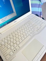 FUJITSU AH556 筆記型電腦
