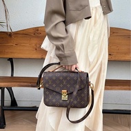 LV原花Pochette Métis金釦信封下蓋郵差包M44875