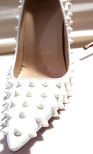 法國CHRISTIAN LOUBOUTIN 卯釘高跟鞋名牌義大利製造白色尖頭鉚釘細高跟鞋美式時尚造型款38/24