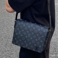 日常實用款😍Lv District PM黑色老花翻蓋郵差包單肩斜挎包👜