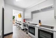 Large 6 Bed House 5 Bathrooms | Parking Sleeps 12 by StaySejour